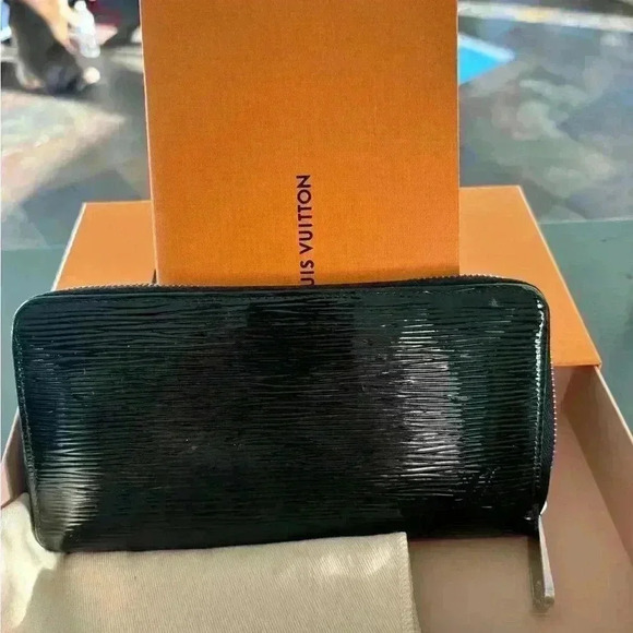 EUC Louis Vuitton Epi Noir zippy wallet full inclusion and new zipper pull - Picture 13 of 14